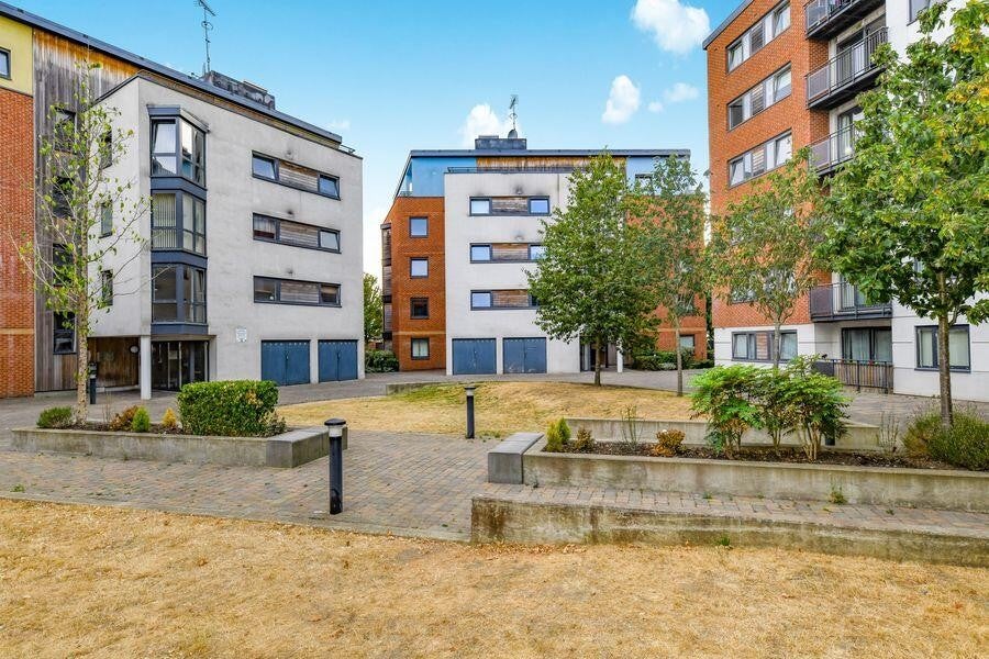 Flat Park Street in Surrey Heath