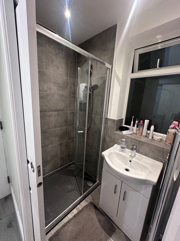 Room Crownfield Road in Greater London