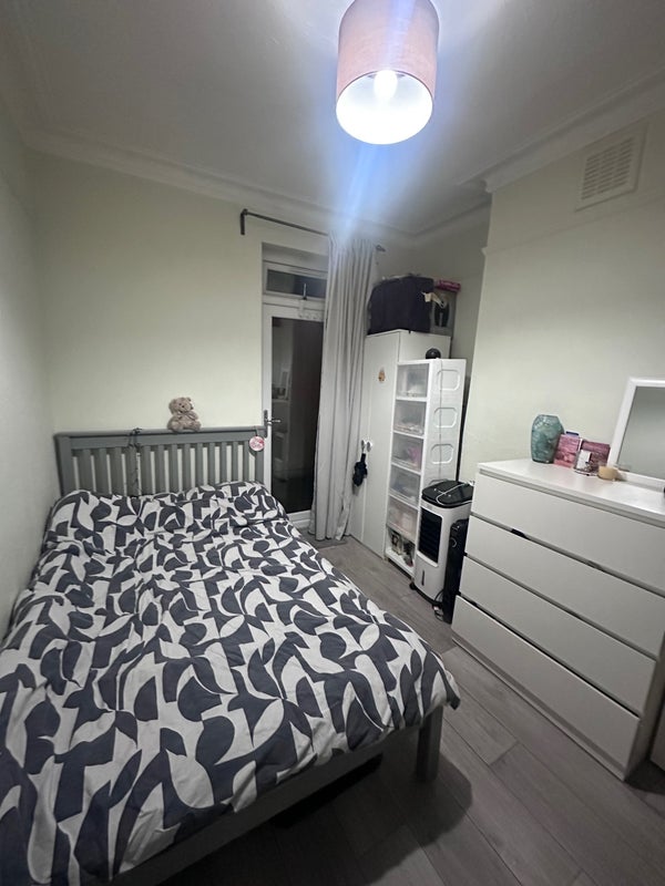 Room Crownfield Road in Greater London