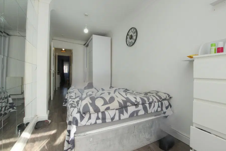 Flat Kingshill Avenue in Greater London