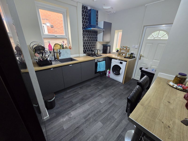 Room Neston Road in Milnrow
