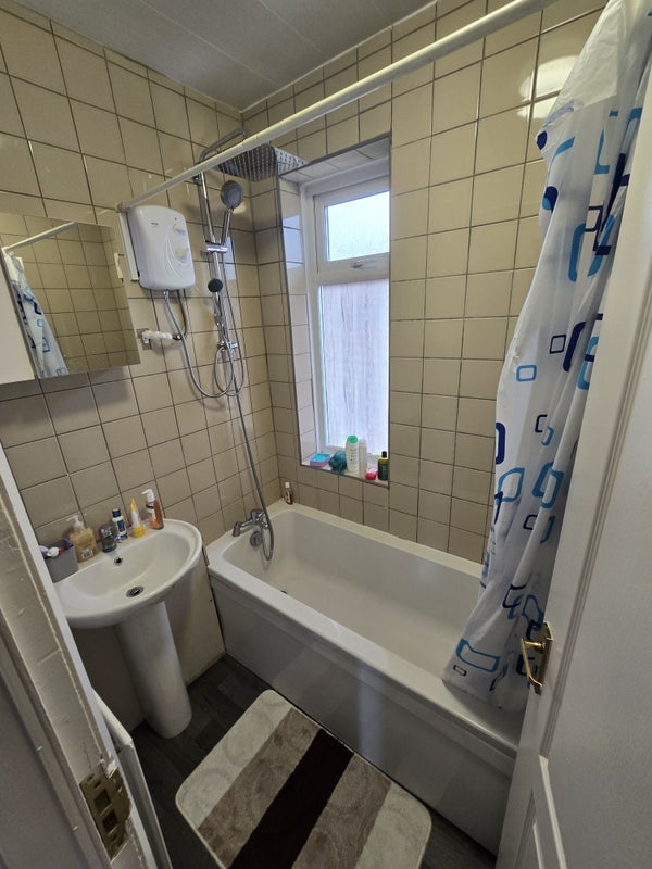 Room Neston Road in Milnrow