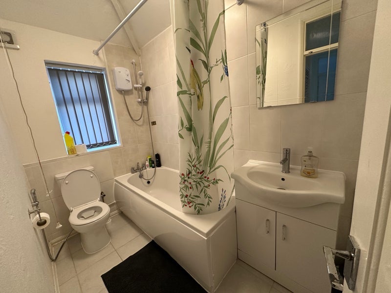 Room Warley Road in Sandwell