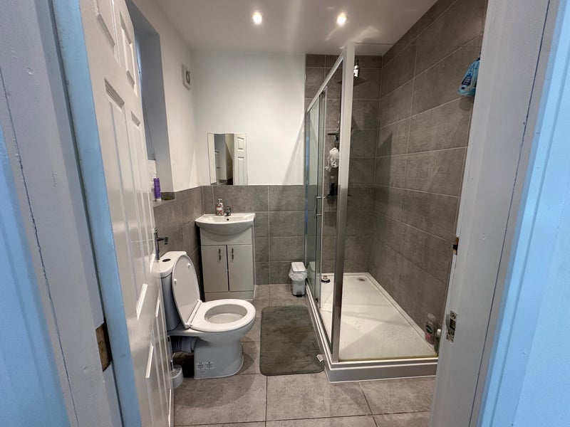 Room Warley Road in Sandwell