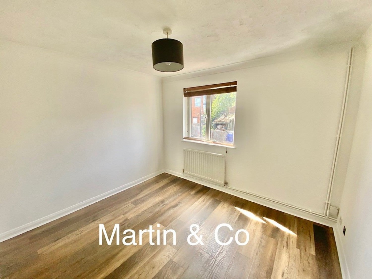 Flat Connaught Gardens in Greater London