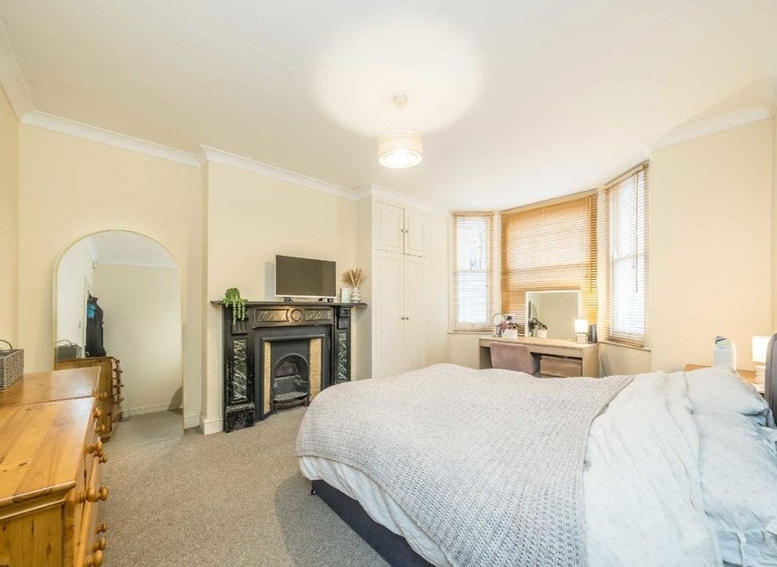 Flat Tregothnan Road in Greater London