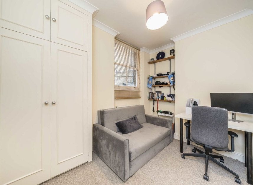 Flat Tregothnan Road in Greater London