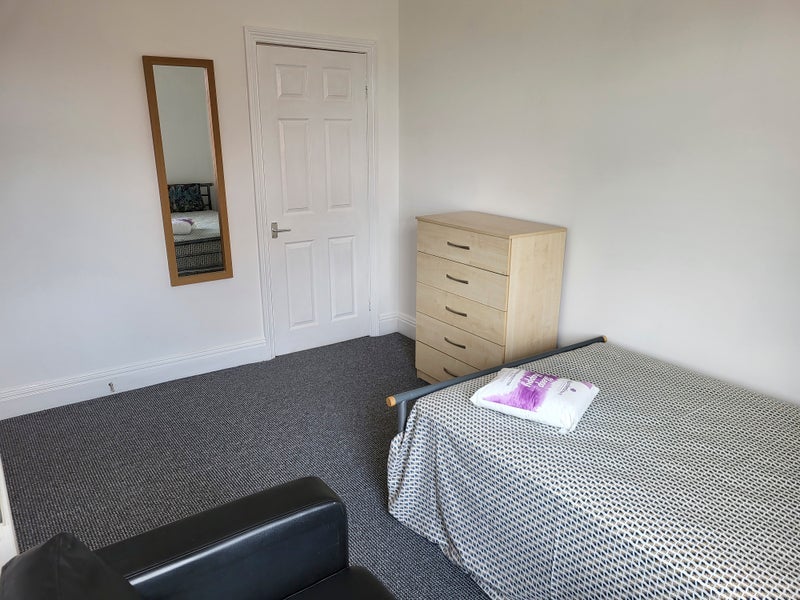 Room Tavora Street in Wakefield