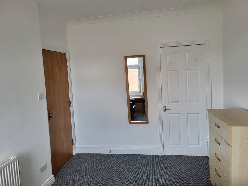 Room Tavora Street in Wakefield