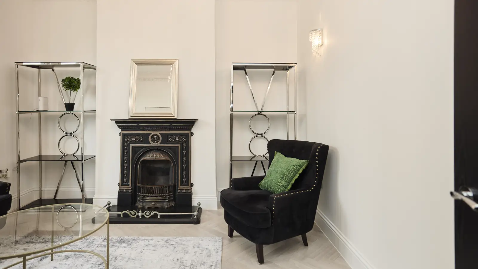 Flat Grayling Road in Greater London