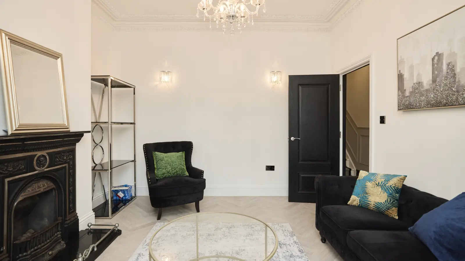 Flat Grayling Road in Greater London