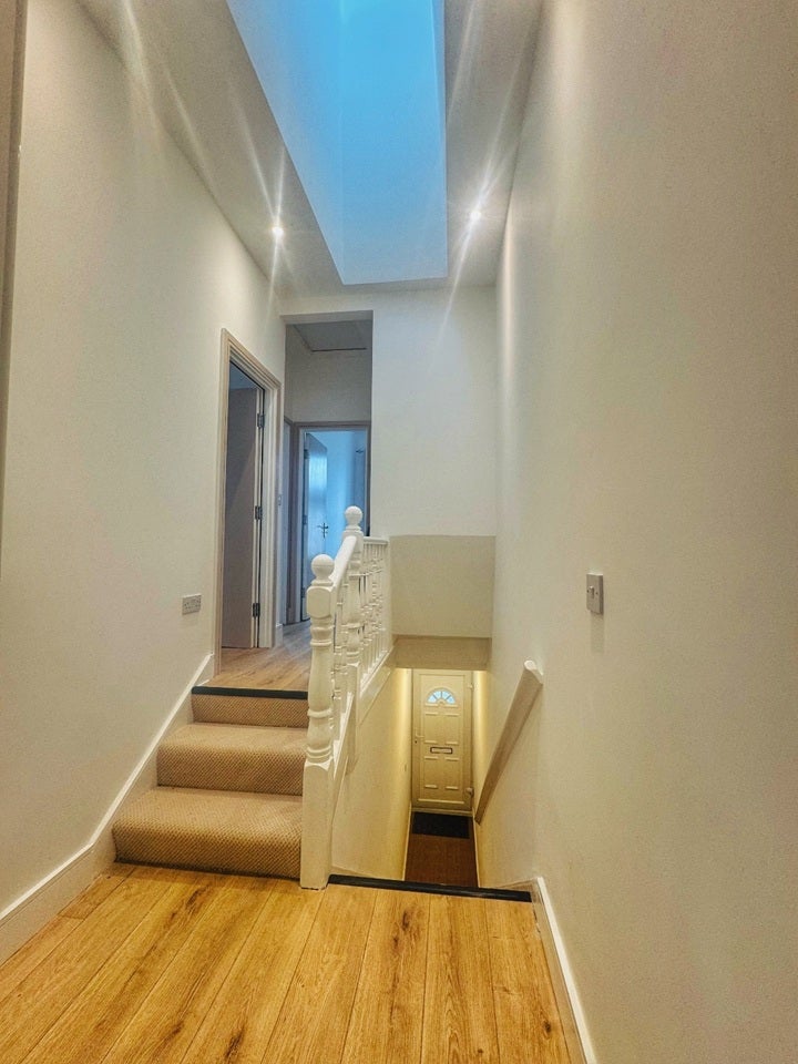 Flat Heaton Road in Greater London