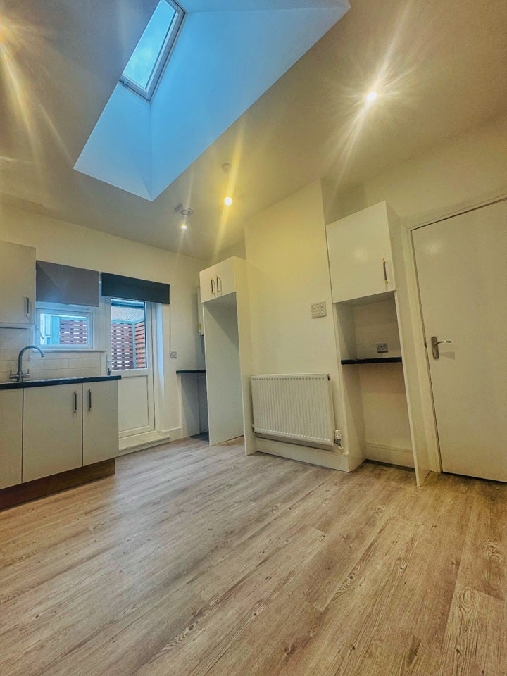 Flat Heaton Road in Greater London
