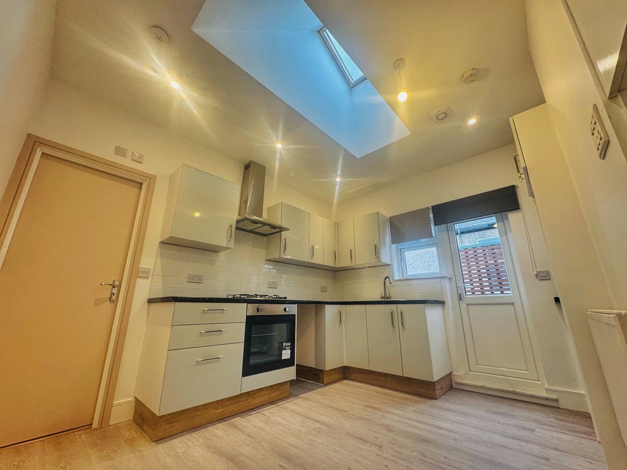 Flat Heaton Road in Greater London