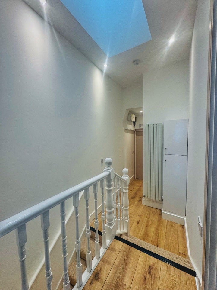 Flat Heaton Road in Greater London