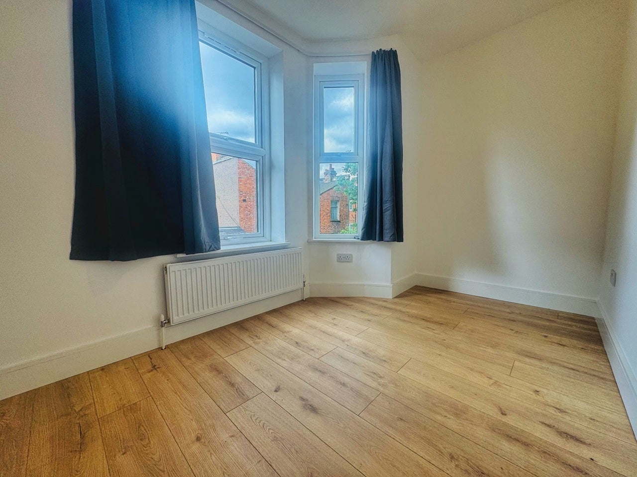 Flat Heaton Road in Greater London