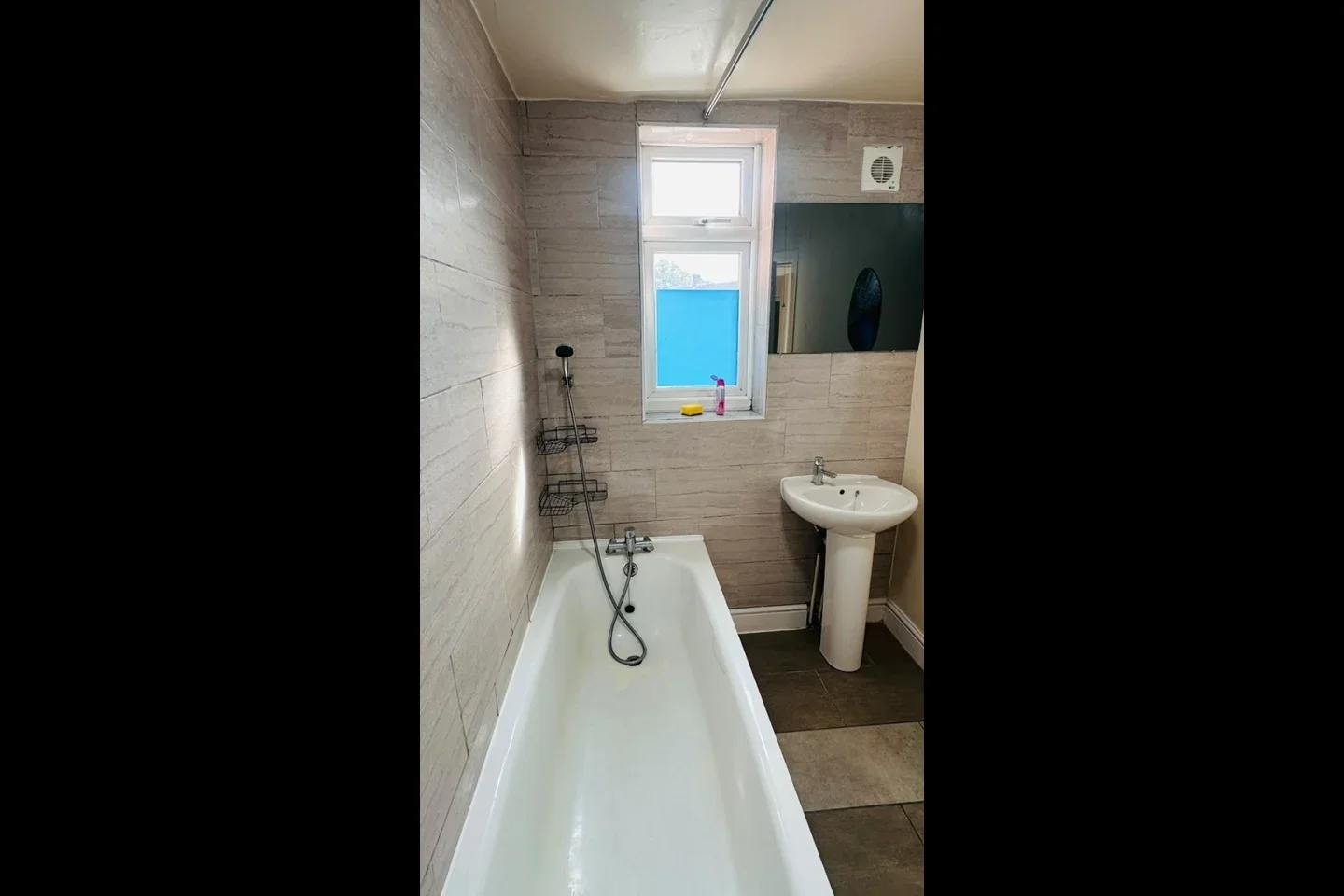 Flat Becontree Avenue in Greater London