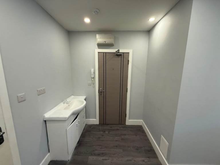 Flat Bacon Lane in Greater London