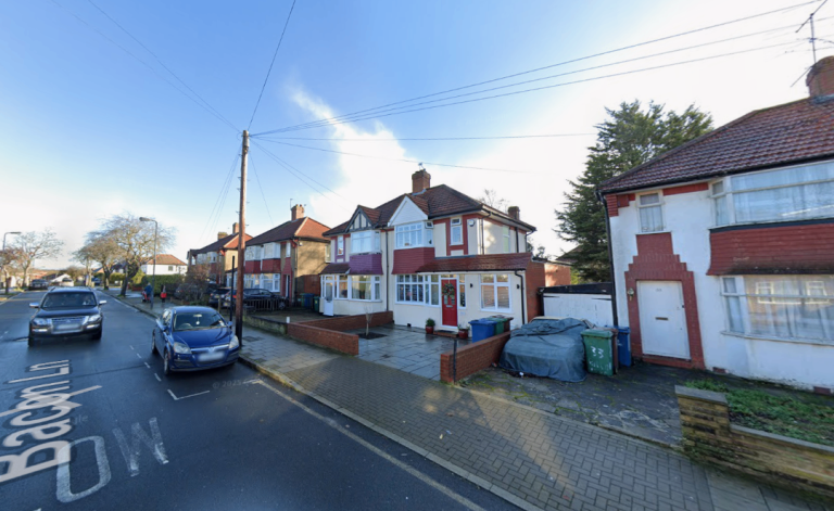 Flat Bacon Lane in Greater London