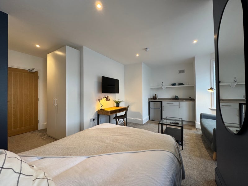 Room Ashley Road in Poole