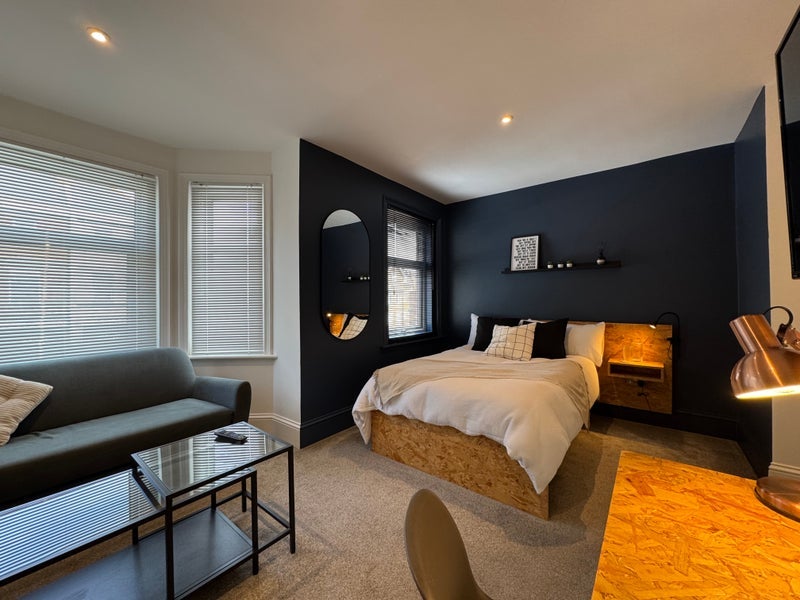 Room Ashley Road in Poole
