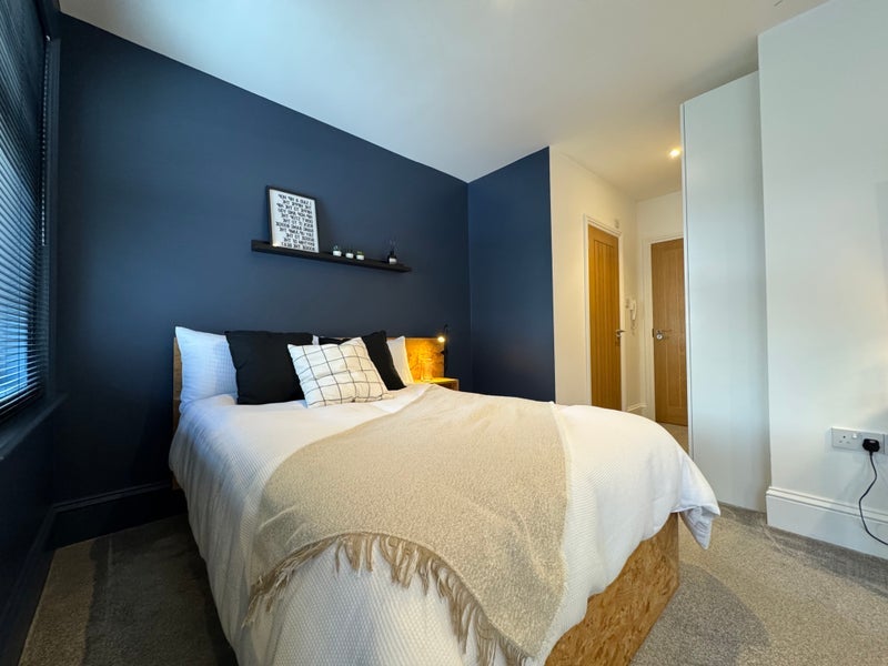 Room Ashley Road in Poole