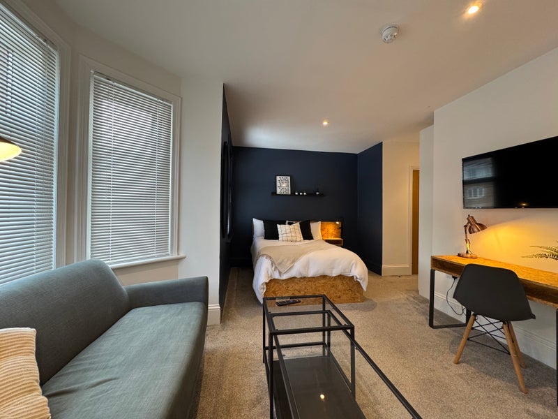 Room Ashley Road in Poole