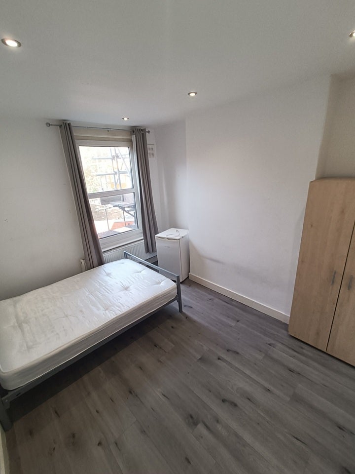 Room Landor Road in Greater London