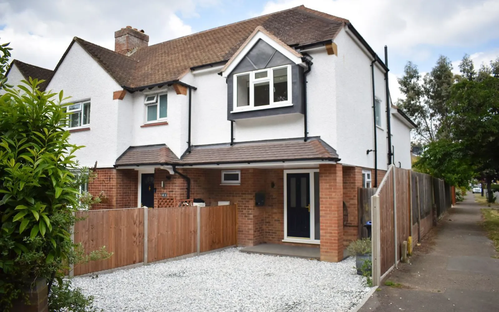House Southdown Road in Elmbridge