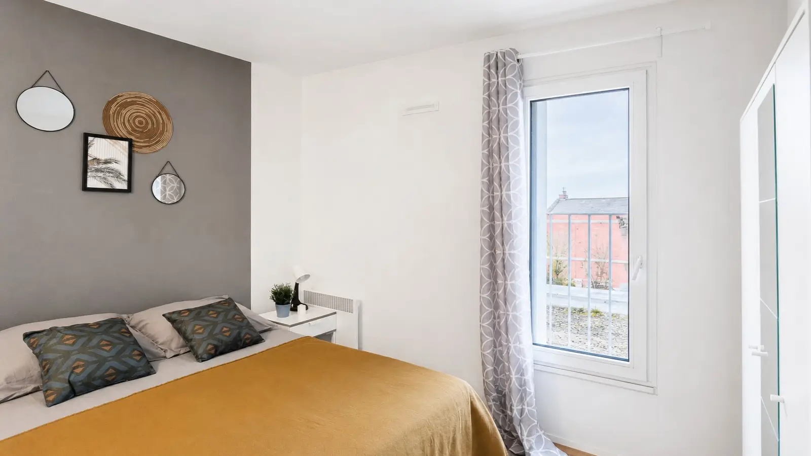 Room Rue Victor Hugo in Levallois-Perret