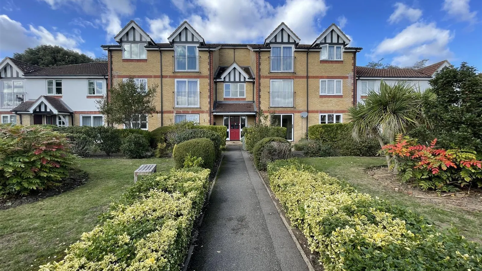 Flat Myrtle Close in London