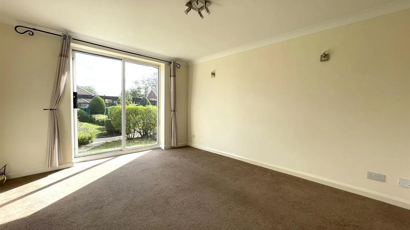 Flat Myrtle Close in London