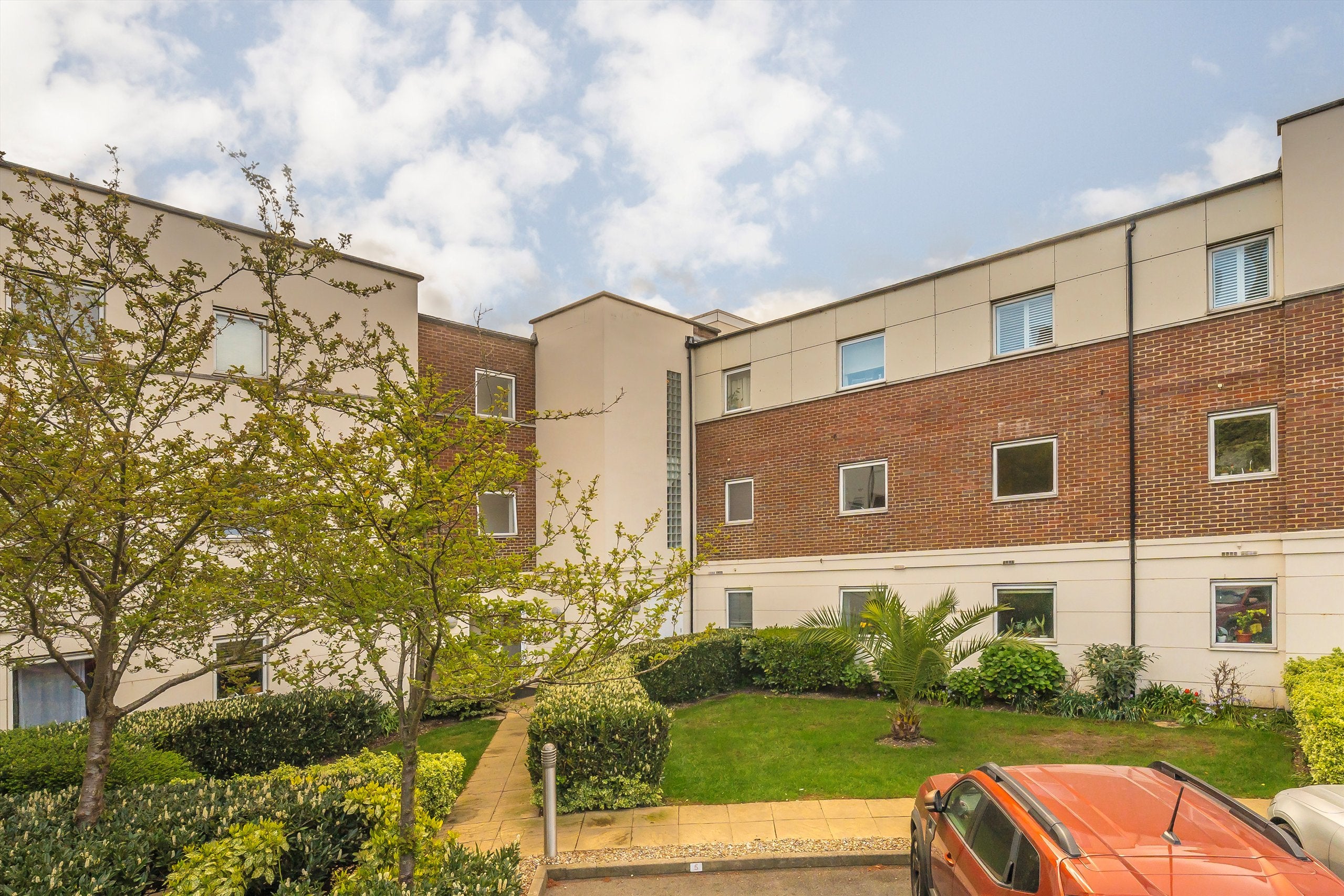Flat Mill Pond Close in Greater London