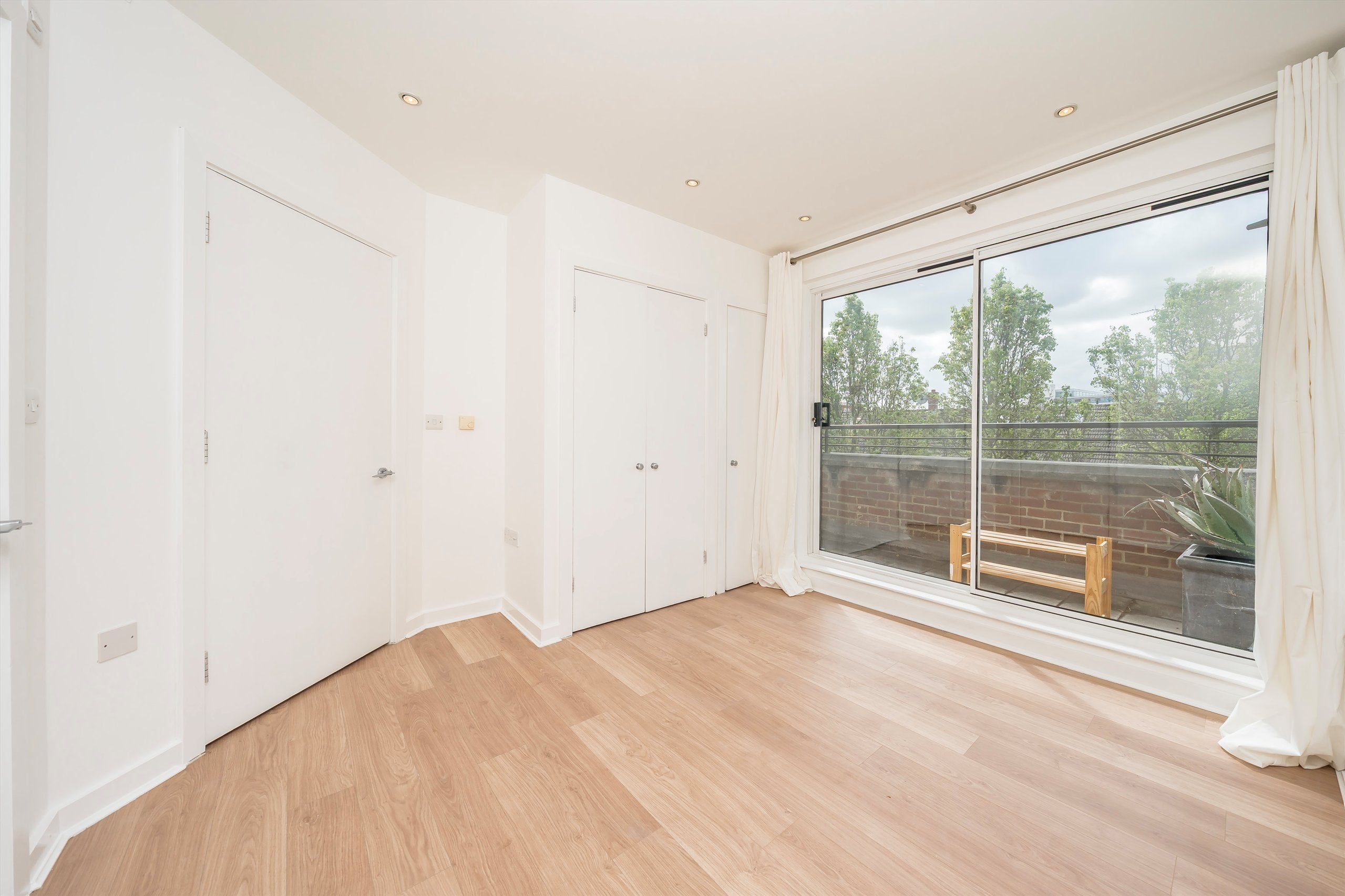 Flat Mill Pond Close in Greater London