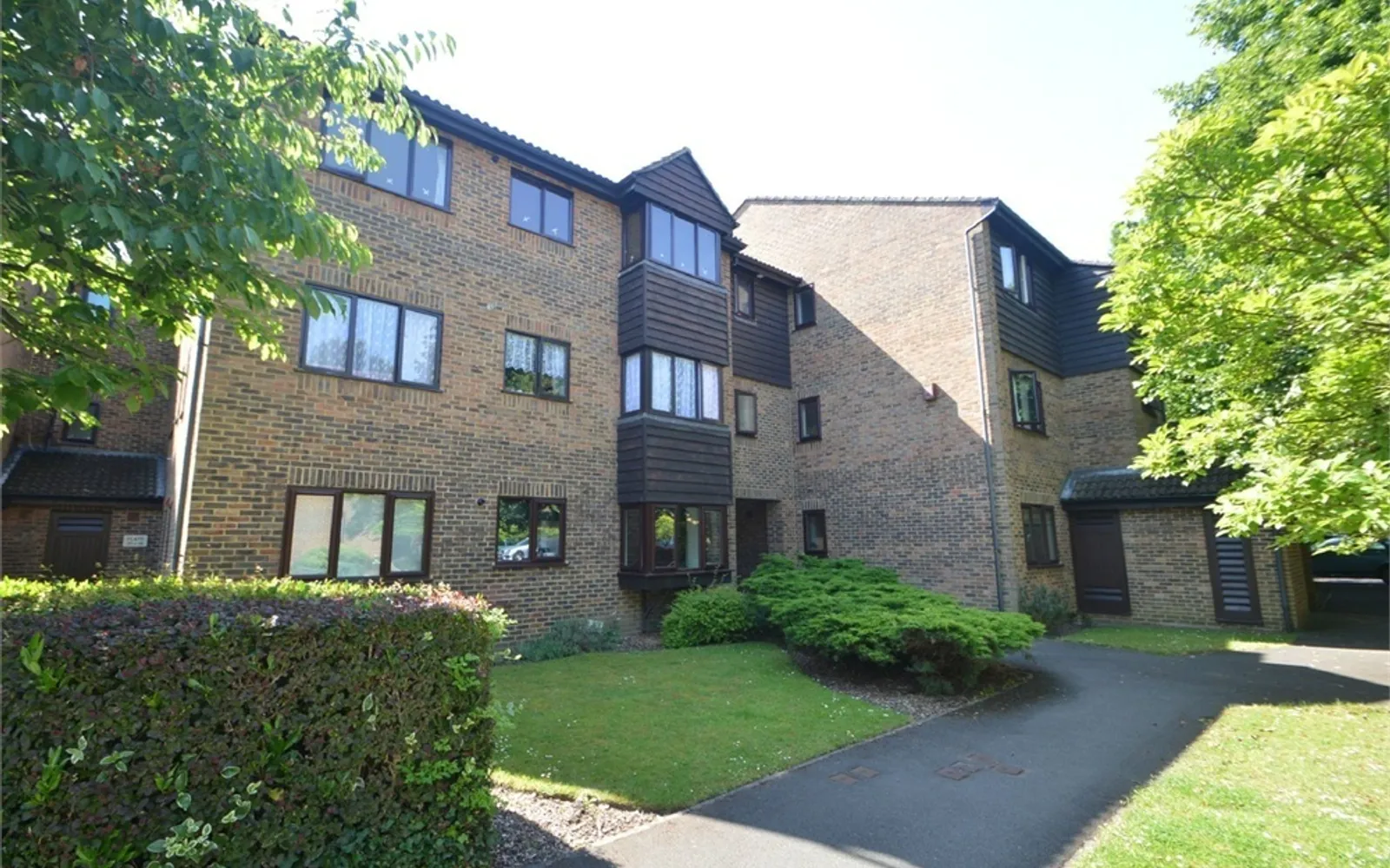 Flat Station Avenue in Walton-on-Thames
