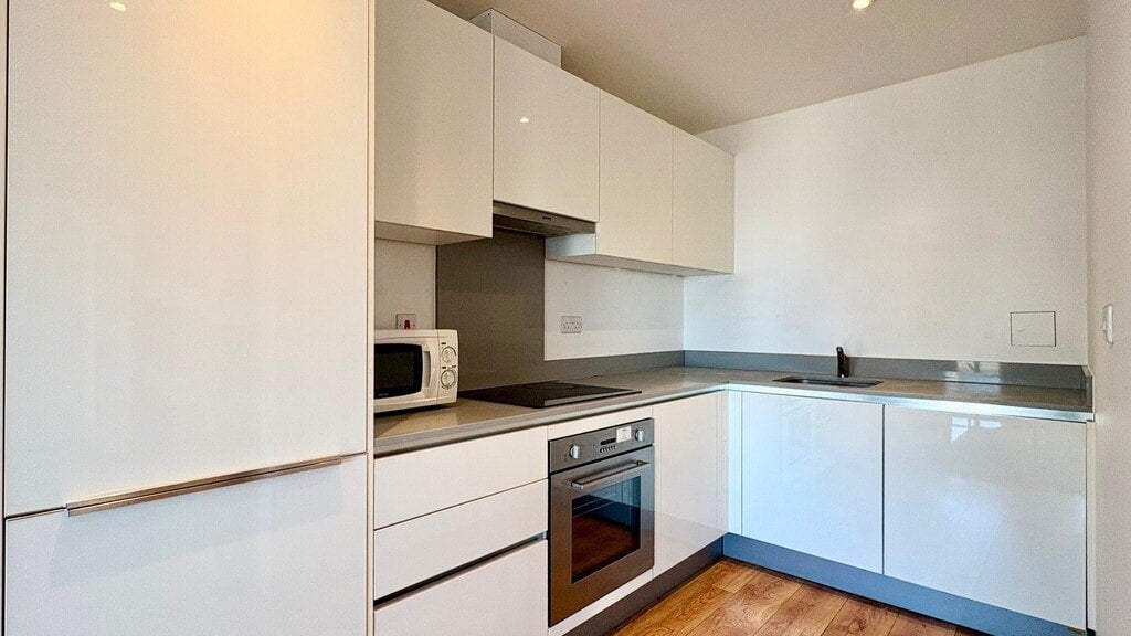 Flat Greenhill Way in Greater London