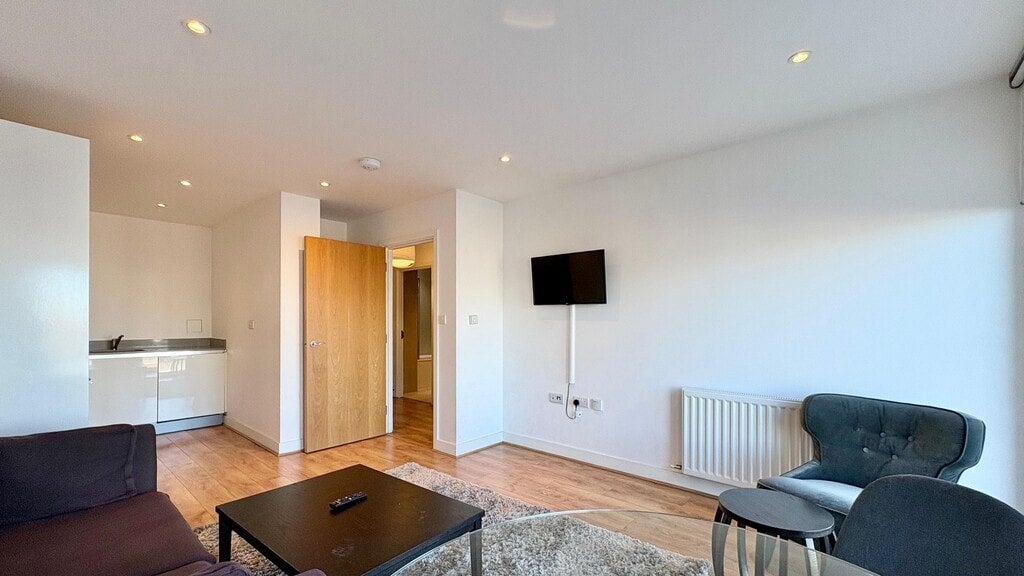 Flat Greenhill Way in Greater London