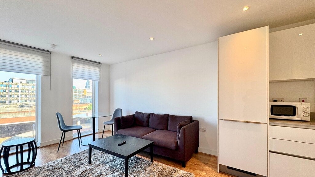 Flat Greenhill Way in Greater London