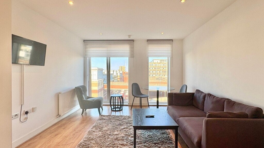 Flat Greenhill Way in Greater London