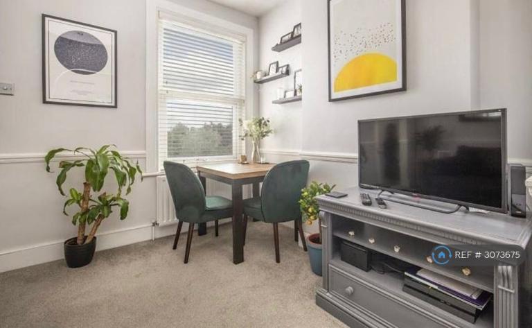 Flat Kingsley Road in Greater London