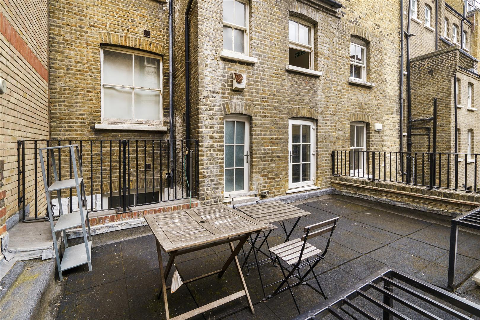 Flat Leman Street in Greater London