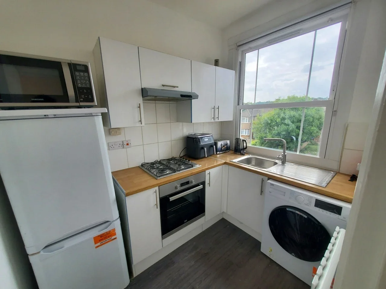 Flat Holmesdale Road in Greater London