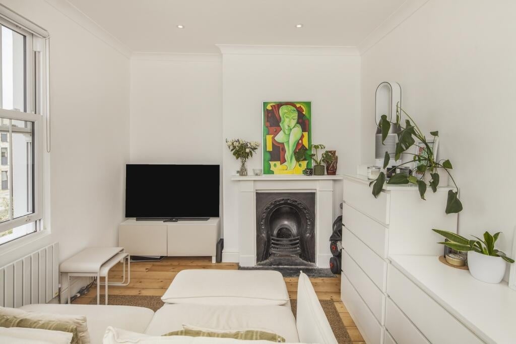 Flat Holmesdale Road in Greater London
