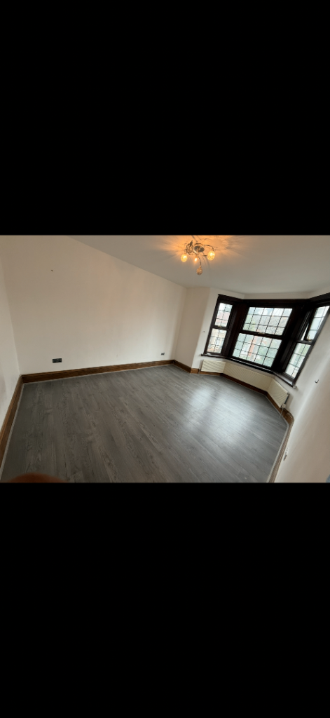 Room Kingswood Road in Greater London