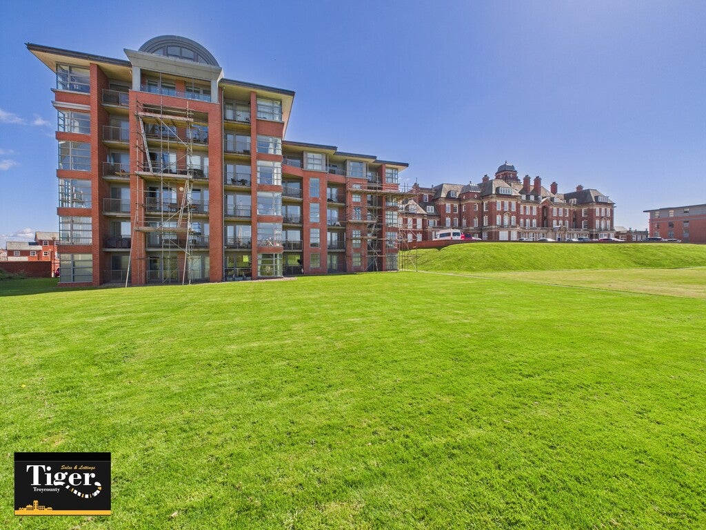 Flat Queen's Promenade in Blackpool