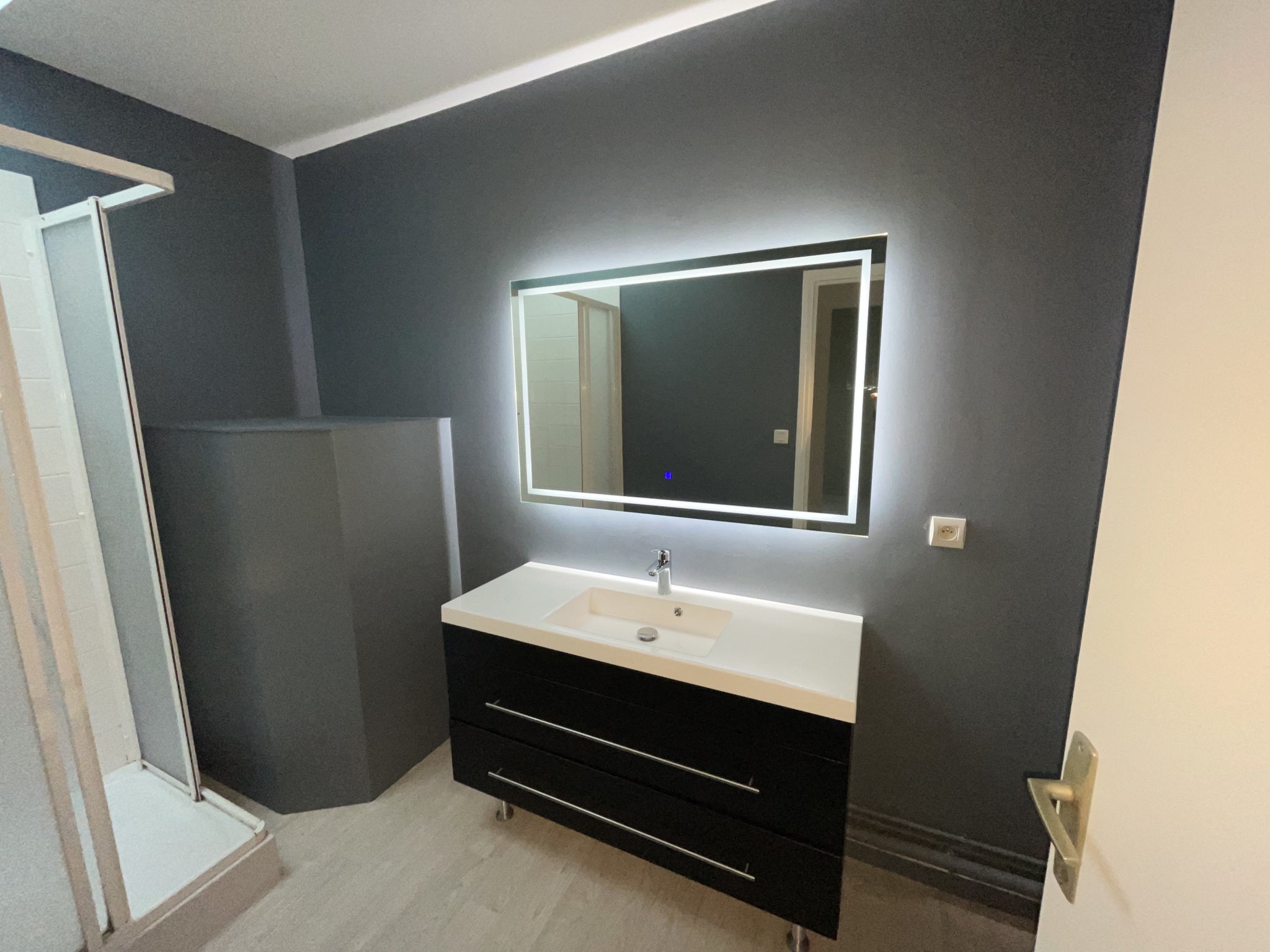 Flat Rond-Point Parking Gare in Abbeville
