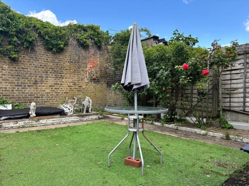 Room Crescent Road in Greater London