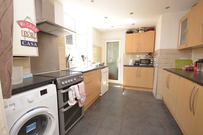 Room Crescent Road in Greater London
