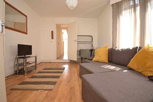 Room Crescent Road in Greater London
