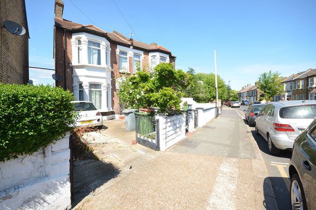Room Crescent Road in Greater London